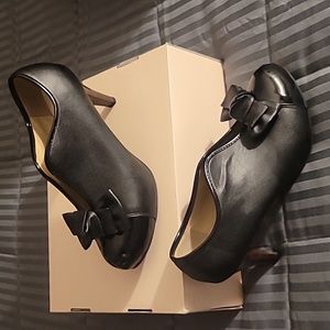 Bowtie Platform Pumps